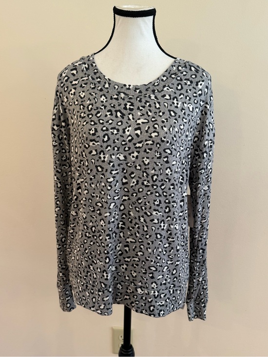 Secret Treasures Tops - Sweet treasures - Soft Gray Leopard-Print Long Sleeve Top size medium